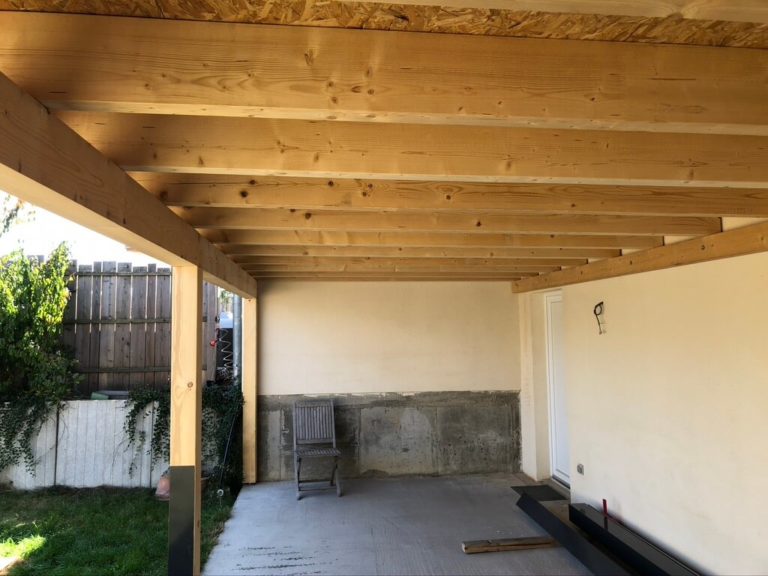 Carport en bois servant d'abri bois et matériel sur une maison d'habitation à Hochfelden